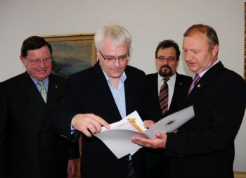 Guverner Nikola Plavec predaje poklon predsjedniku Josipoviću